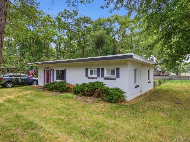 5495 Savoy Drive, Waterford Charter Township, MI 48327
