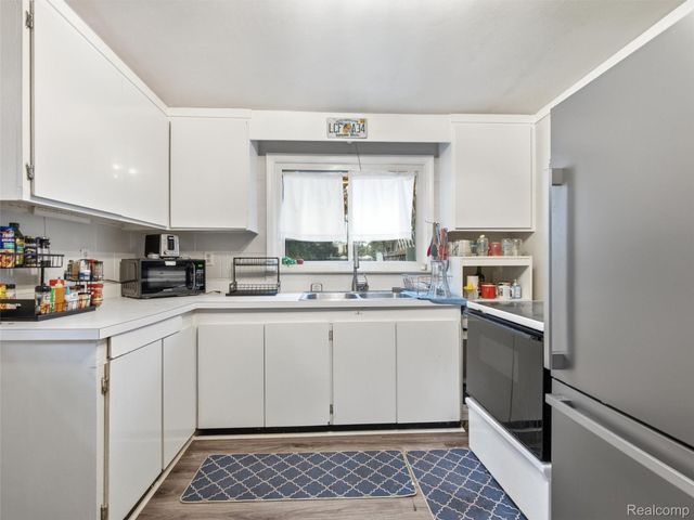 5495 Savoy Drive, Waterford Charter Township, MI 48327