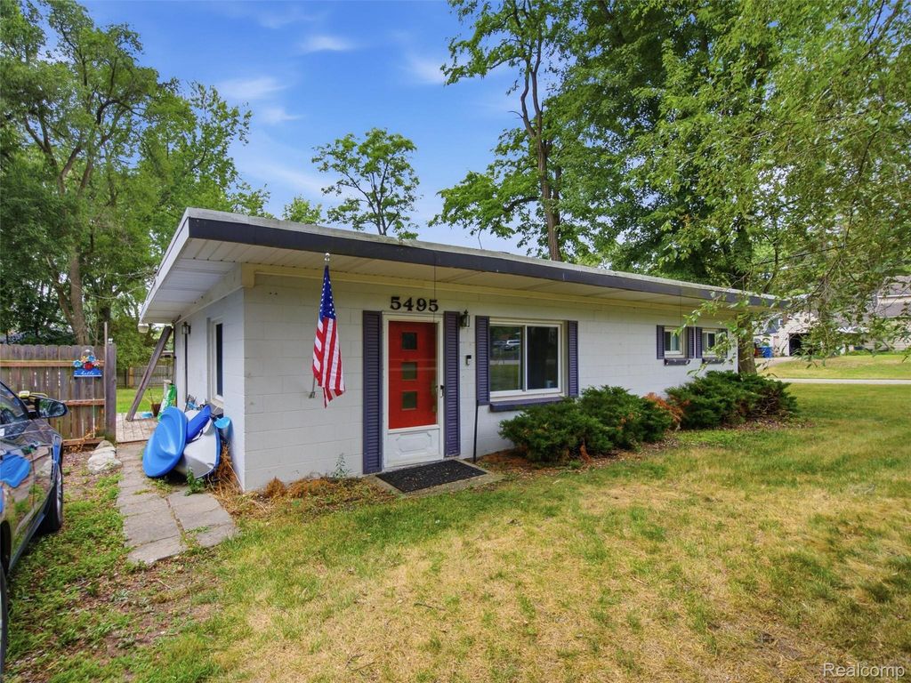5495 Savoy Drive, Waterford Charter Township, MI 48327