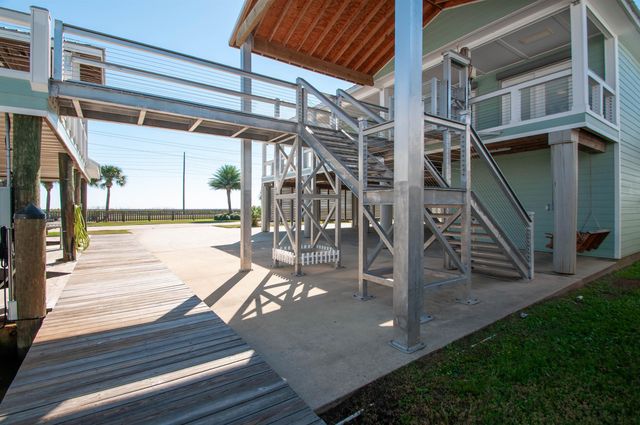 102 Constantin Dr, Golden Meadow, LA 70357