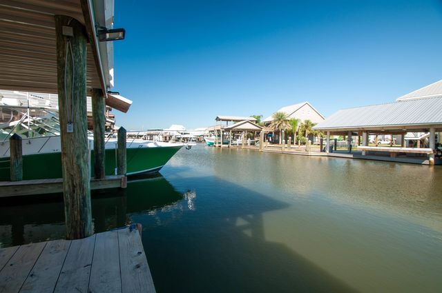 102 Constantin Dr, Golden Meadow, LA 70357