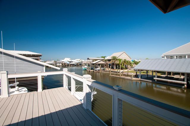 102 Constantin Dr, Golden Meadow, LA 70357