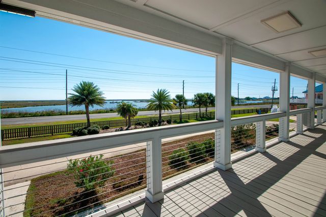 102 Constantin Dr, Golden Meadow, LA 70357