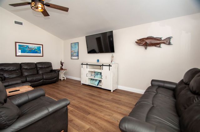 102 Constantin Dr, Golden Meadow, LA 70357