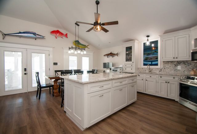 102 Constantin Dr, Golden Meadow, LA 70357