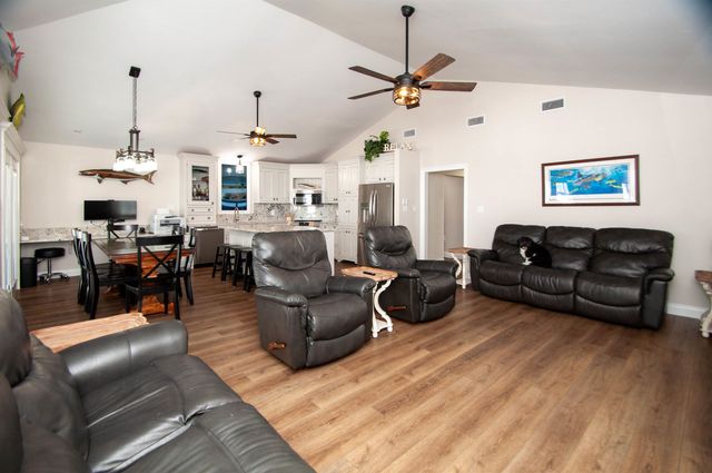 102 Constantin Dr, Golden Meadow, LA 70357