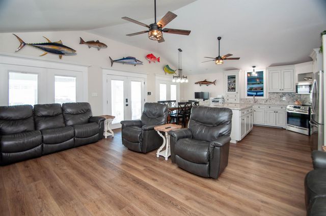 102 Constantin Dr, Golden Meadow, LA 70357