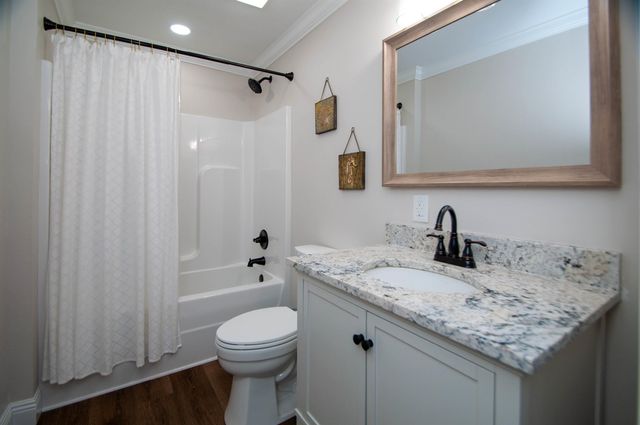 102 Constantin Dr, Golden Meadow, LA 70357