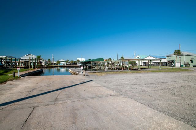 102 Constantin Dr, Golden Meadow, LA 70357