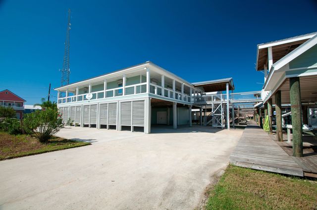 102 Constantin Dr, Golden Meadow, LA 70357