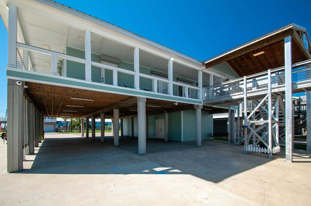 102 Constantin Dr, Golden Meadow, LA 70357