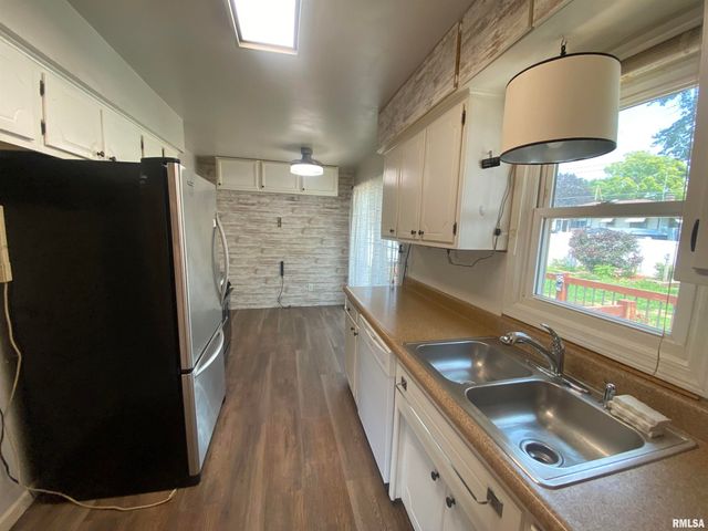 1203 N THORNWOOD Avenue, Davenport, IA 52804