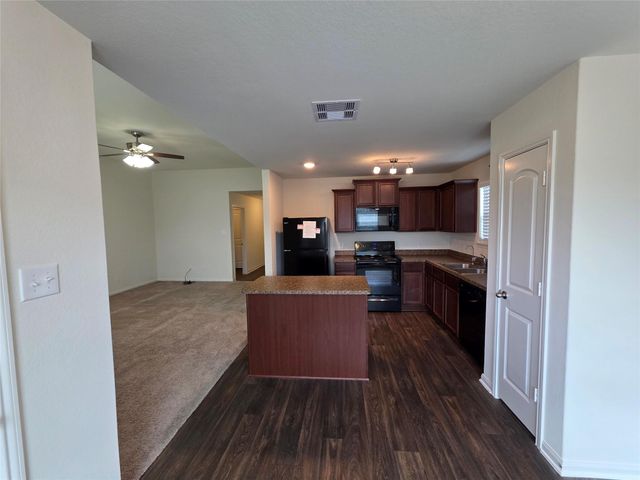 723 Crystal Lakes Drive, Brookshire, TX 77423