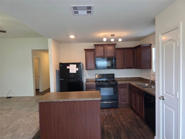 723 Crystal Lakes Drive, Brookshire, TX 77423