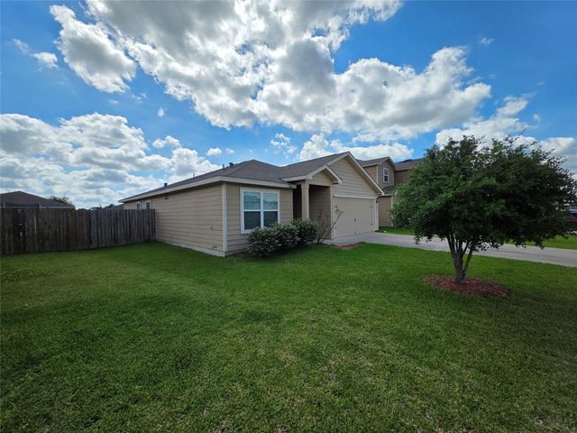 723 Crystal Lakes Drive, Brookshire, TX 77423