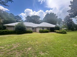 10 Longwood Pl Dr., Hattiesburg, MS 39402