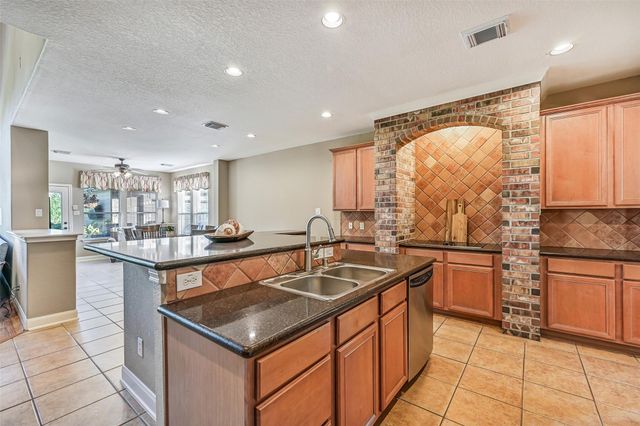 1607 Cascade Falls Drive, Friendswood, TX 77546