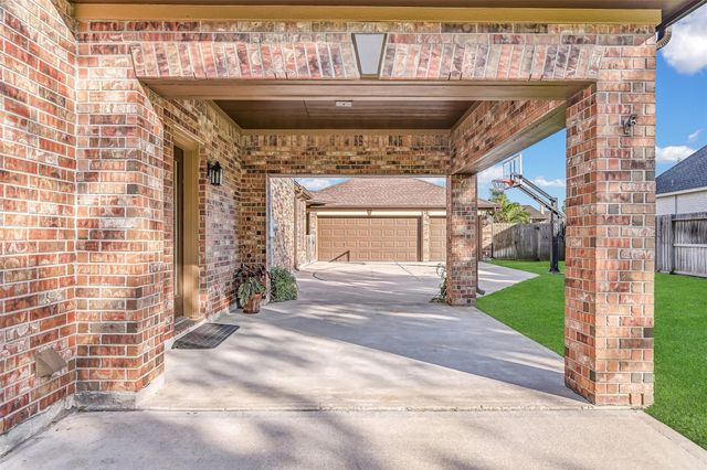 1607 Cascade Falls Drive, Friendswood, TX 77546