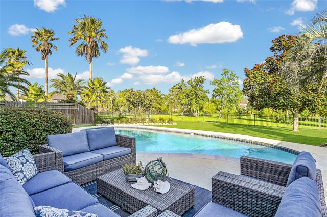 1607 Cascade Falls Drive, Friendswood, TX 77546
