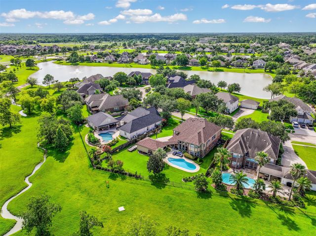 1607 Cascade Falls Drive, Friendswood, TX 77546