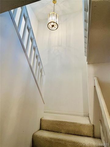 5428 Duchesne Parque Drive, St Louis, MO 63128