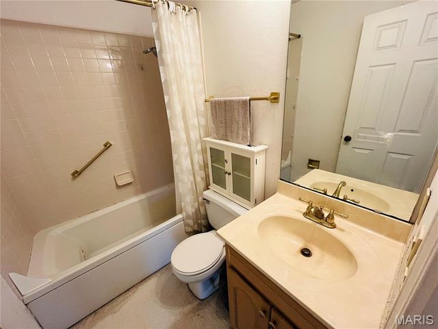 5428 Duchesne Parque Drive, St Louis, MO 63128