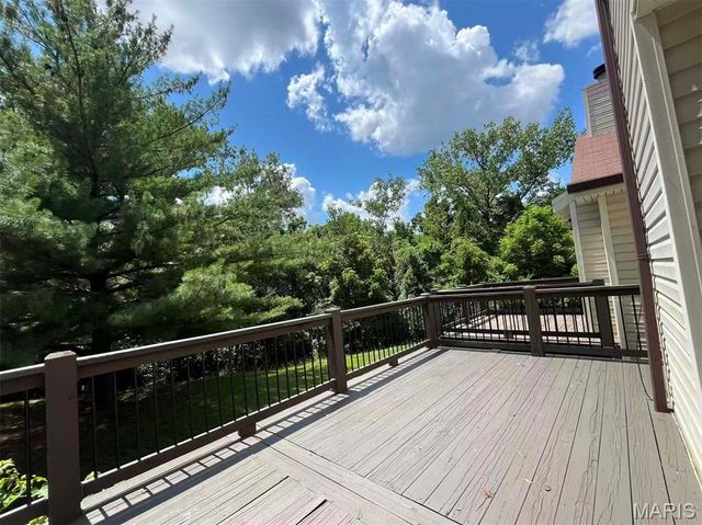 5428 Duchesne Parque Drive, St Louis, MO 63128