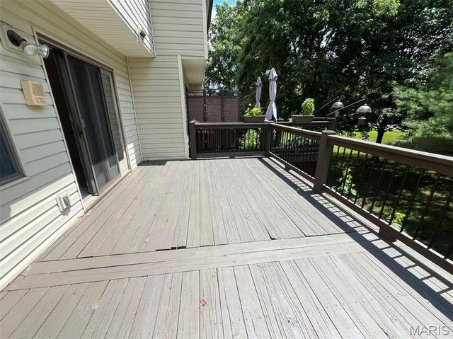 5428 Duchesne Parque Drive, St Louis, MO 63128