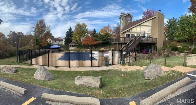 5428 Duchesne Parque Drive, St Louis, MO 63128