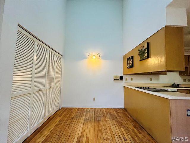 5428 Duchesne Parque Drive, St Louis, MO 63128