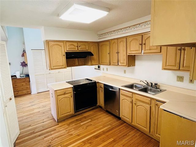 5428 Duchesne Parque Drive, St Louis, MO 63128