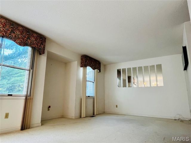 5428 Duchesne Parque Drive, St Louis, MO 63128