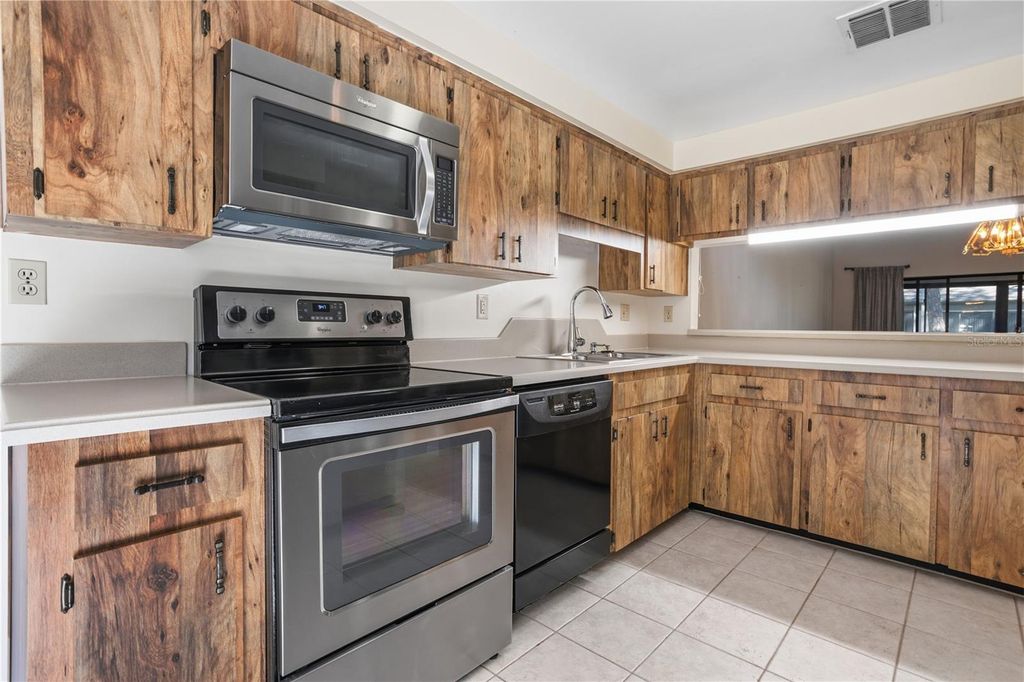 Image 8 of property listing at 618 WOODRIDGE DRIVE, Fern Park, FL 32730