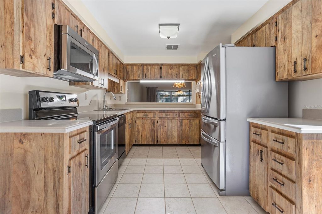 Image 9 of property listing at 618 WOODRIDGE DRIVE, Fern Park, FL 32730