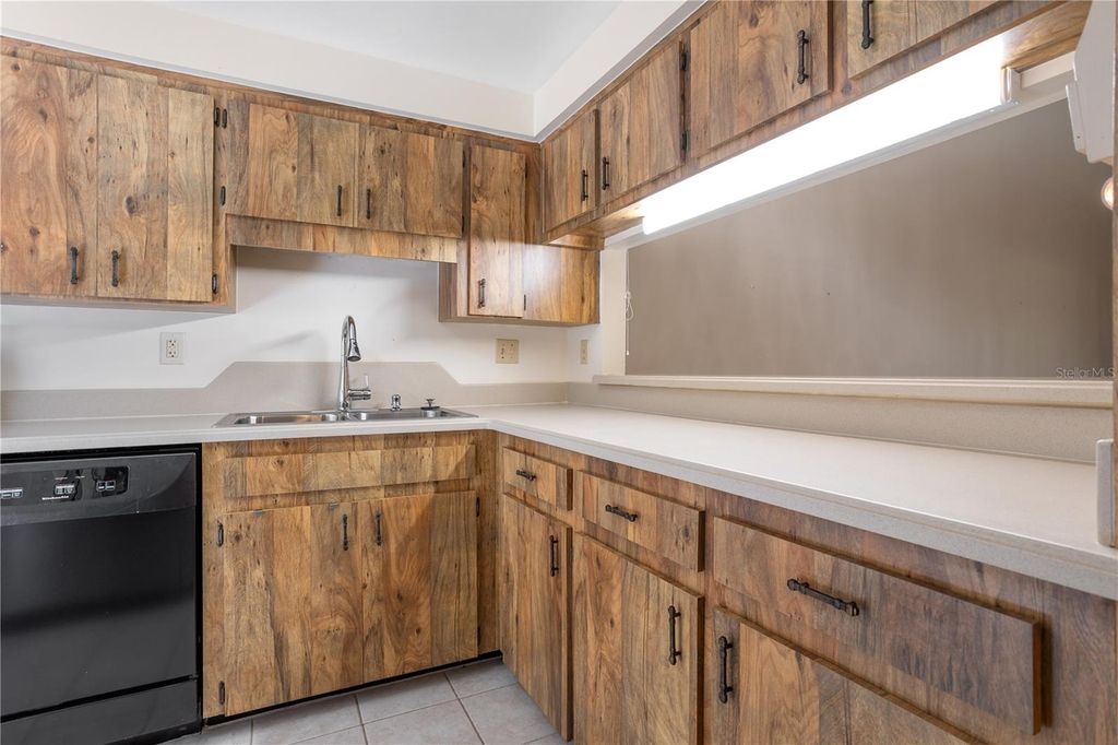 Image 10 of property listing at 618 WOODRIDGE DRIVE, Fern Park, FL 32730