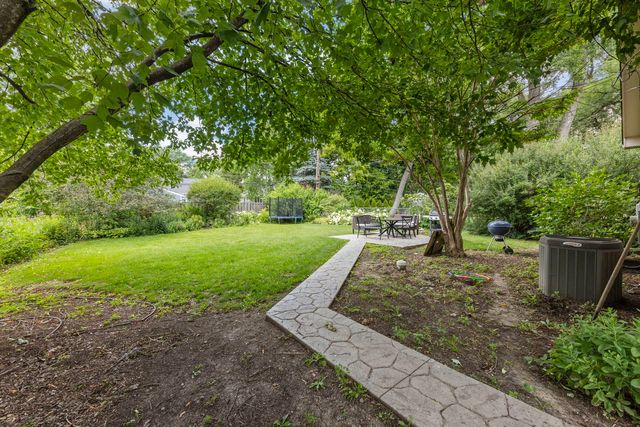 1020 S Gables Boulevard, Wheaton, IL 60189