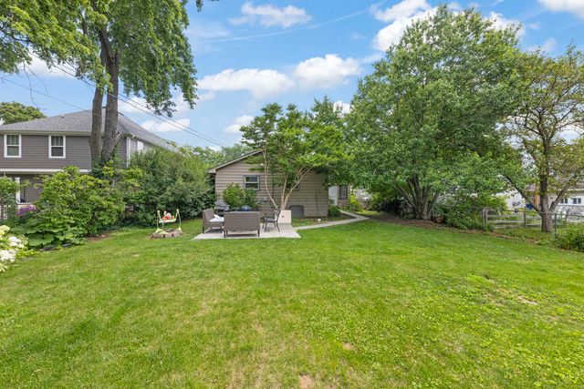 1020 S Gables Boulevard, Wheaton, IL 60189