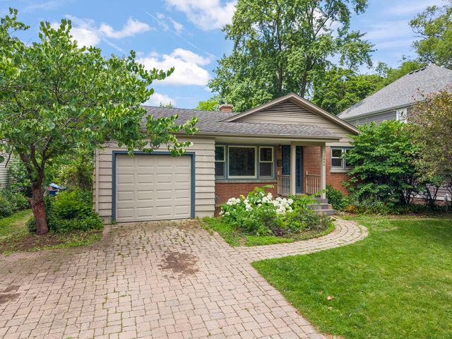 1020 S Gables Boulevard, Wheaton, IL 60189