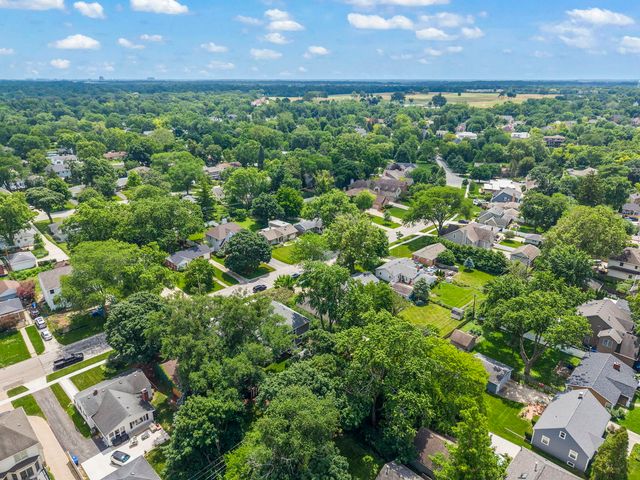 1020 S Gables Boulevard, Wheaton, IL 60189