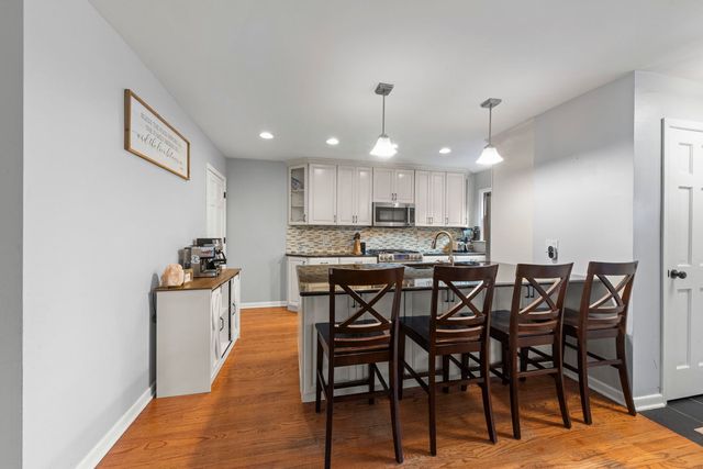 1020 S Gables Boulevard, Wheaton, IL 60189