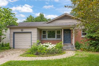 1020 S Gables Boulevard, Wheaton, IL 60189