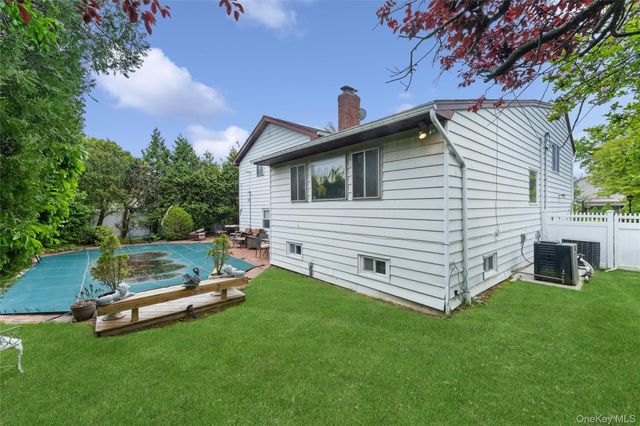 84 Nottingham Road, Manhasset Hills, NY 11040