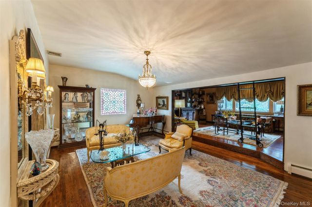 84 Nottingham Road, Manhasset Hills, NY 11040