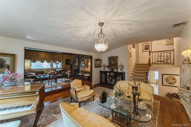 84 Nottingham Road, Manhasset Hills, NY 11040