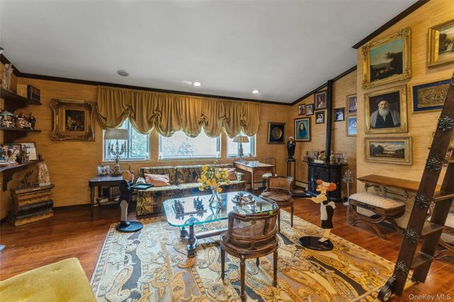 84 Nottingham Road, Manhasset Hills, NY 11040