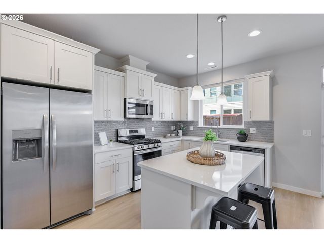 16999 Se HAGEN Rd, Happy Valley, OR 97086