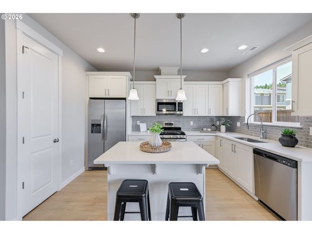 16999 Se HAGEN Rd, Happy Valley, OR 97086