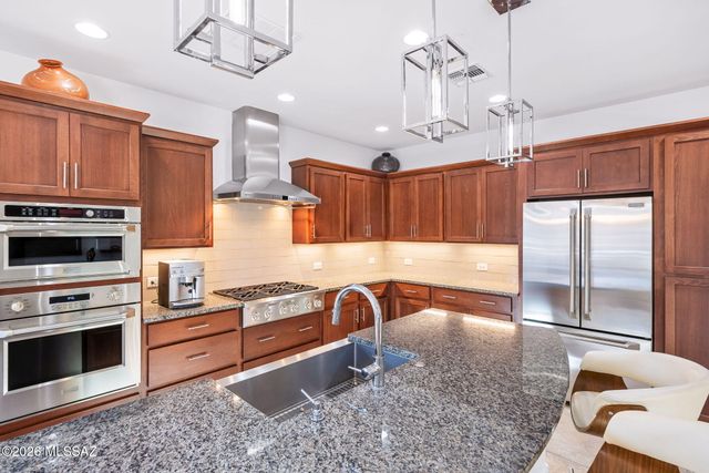 2396 E Sky Creek Drive, Green Valley, AZ 85614