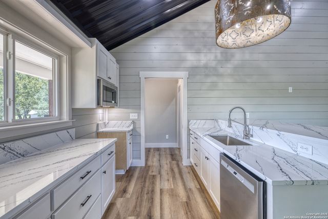 132 Sherman Lane, Leakey, TX 78873