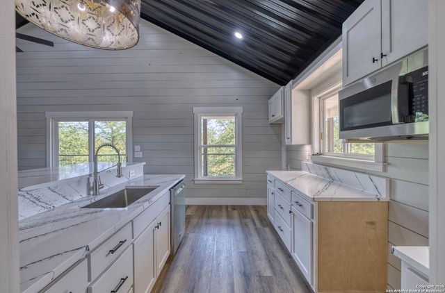 132 Sherman Lane, Leakey, TX 78873